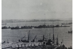 Stone_being_transferred_to_waiting_ships