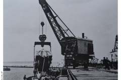 145_37-Unloading_rail_wagon_to_barge
